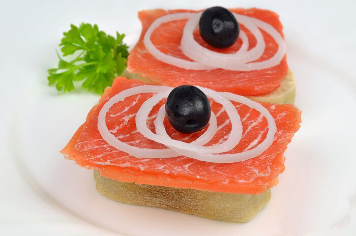 lachsbrotchen mit zwiebelringen